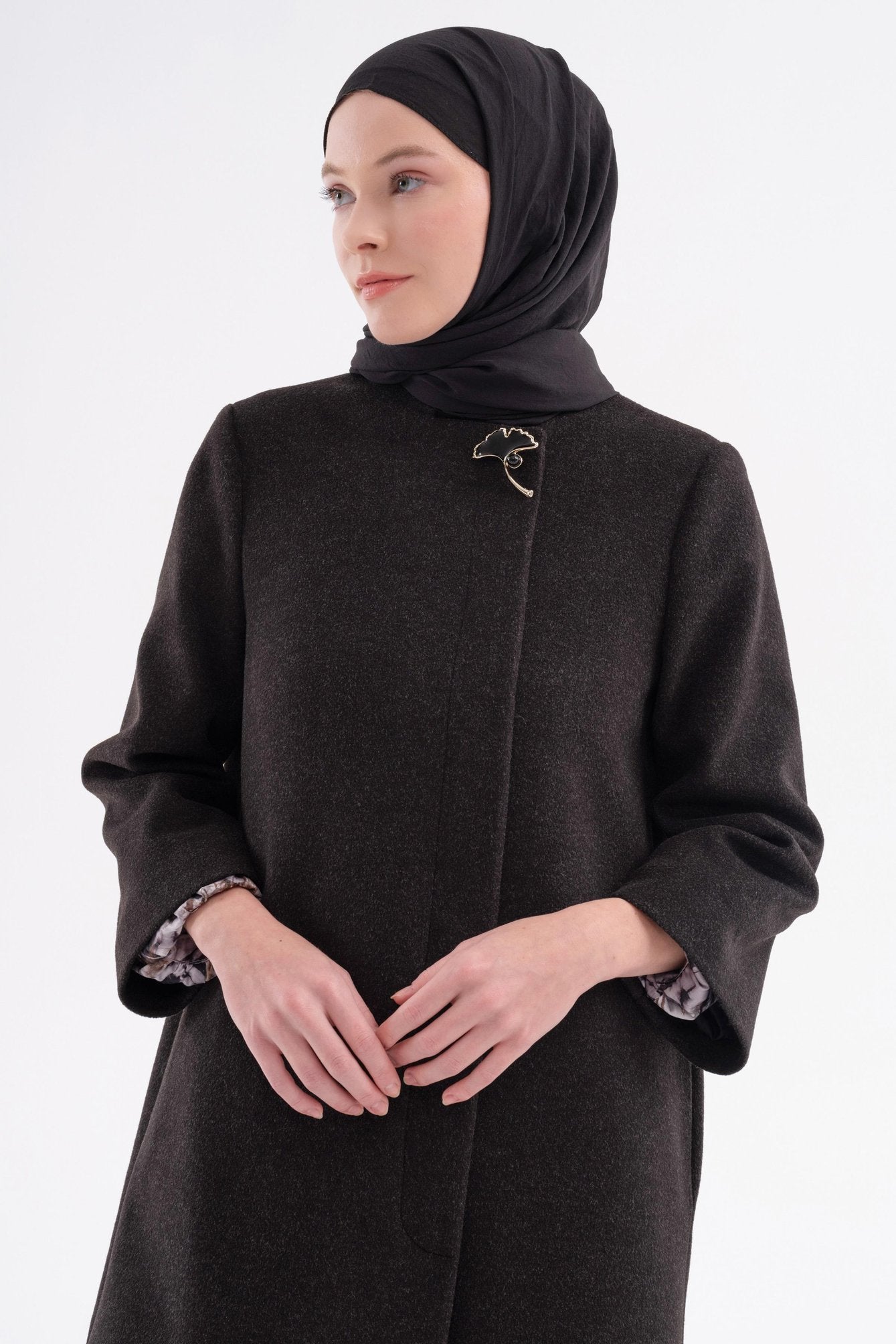 Manteau détaillé avec broche à patte cachée