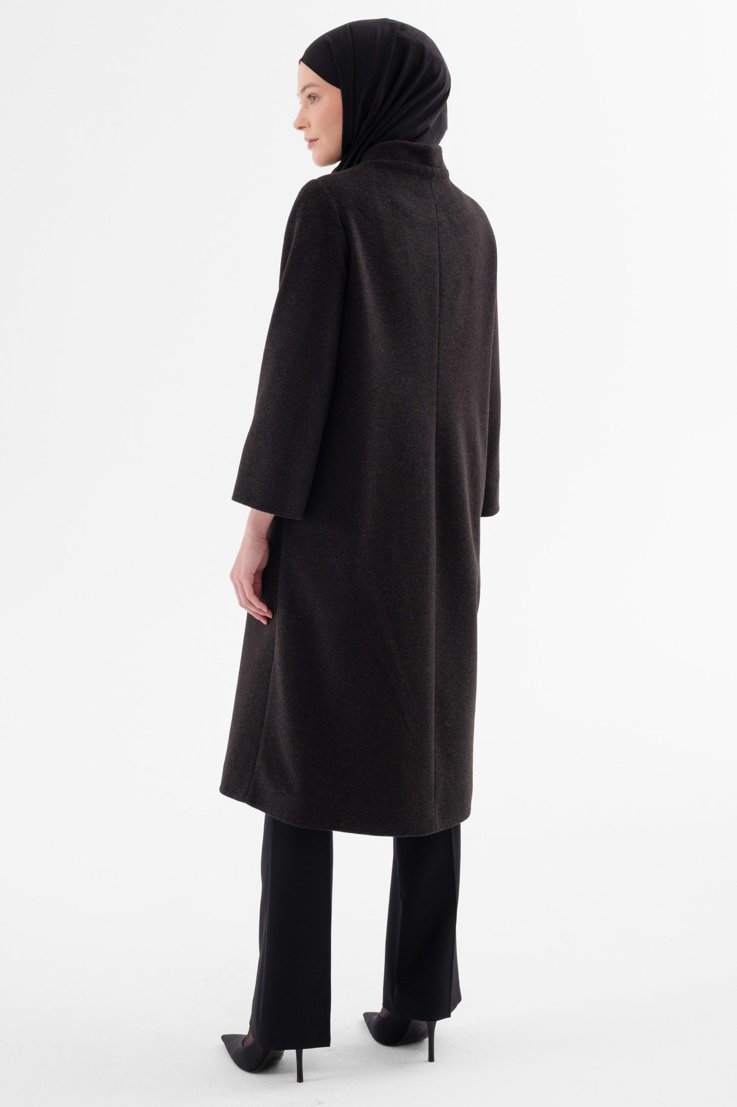 Manteau détaillé avec broche à patte cachée