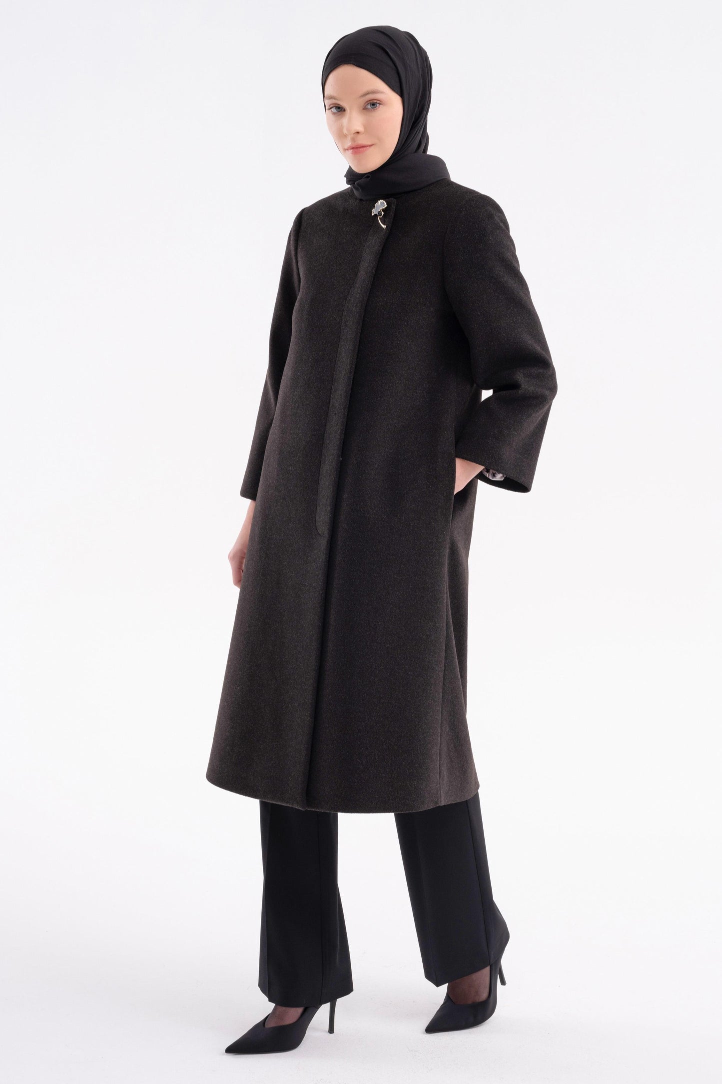 Manteau détaillé avec broche à patte cachée