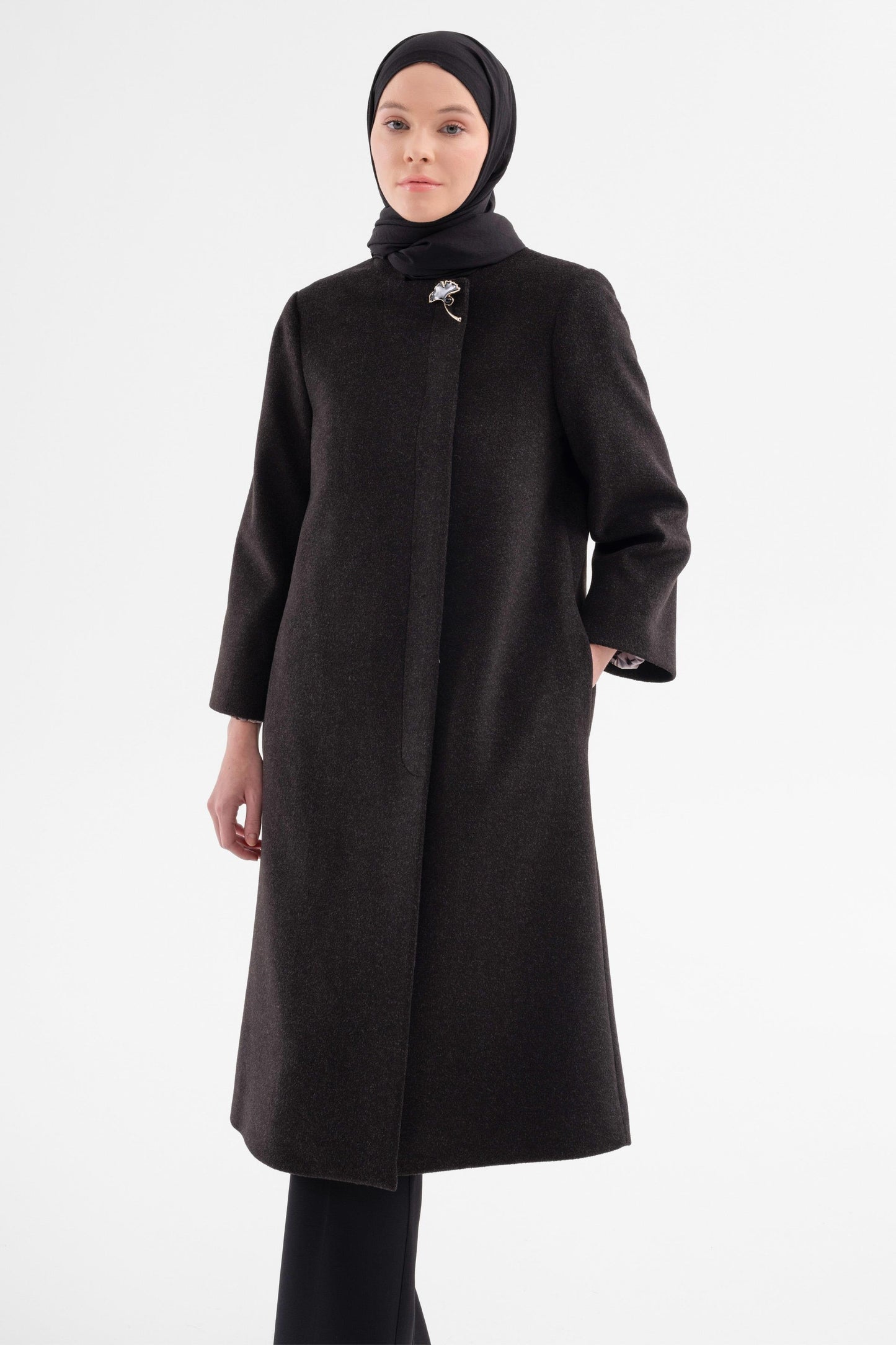 Manteau détaillé avec broche à patte cachée
