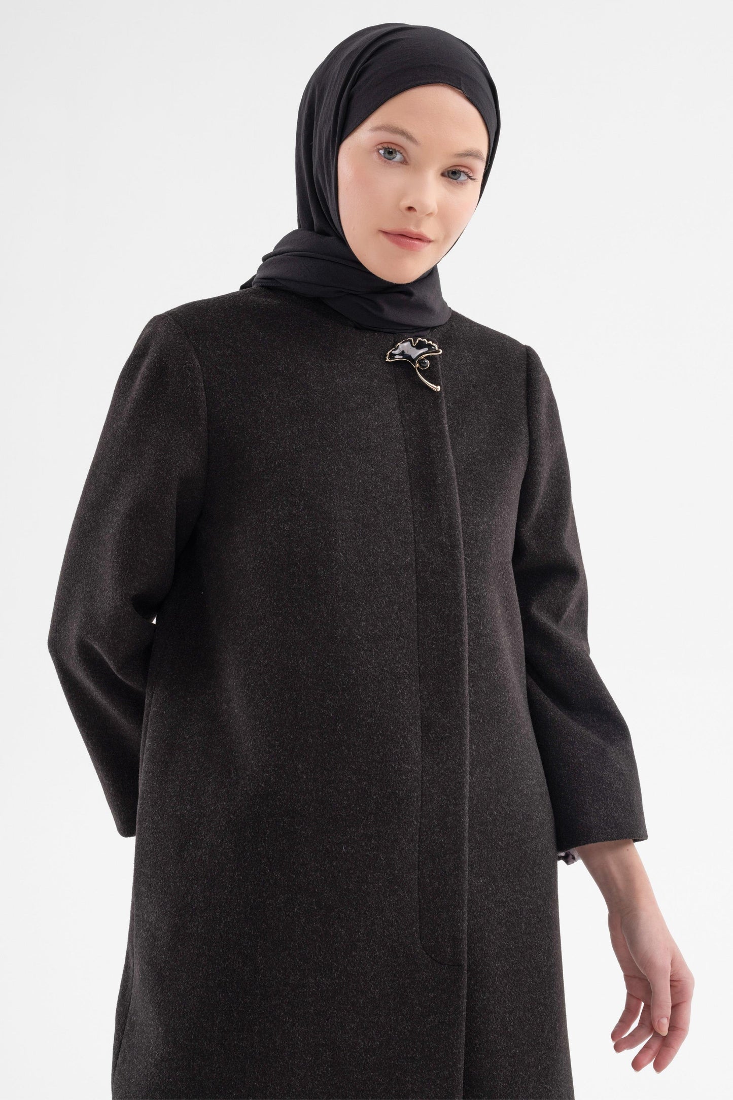 Manteau détaillé avec broche à patte cachée