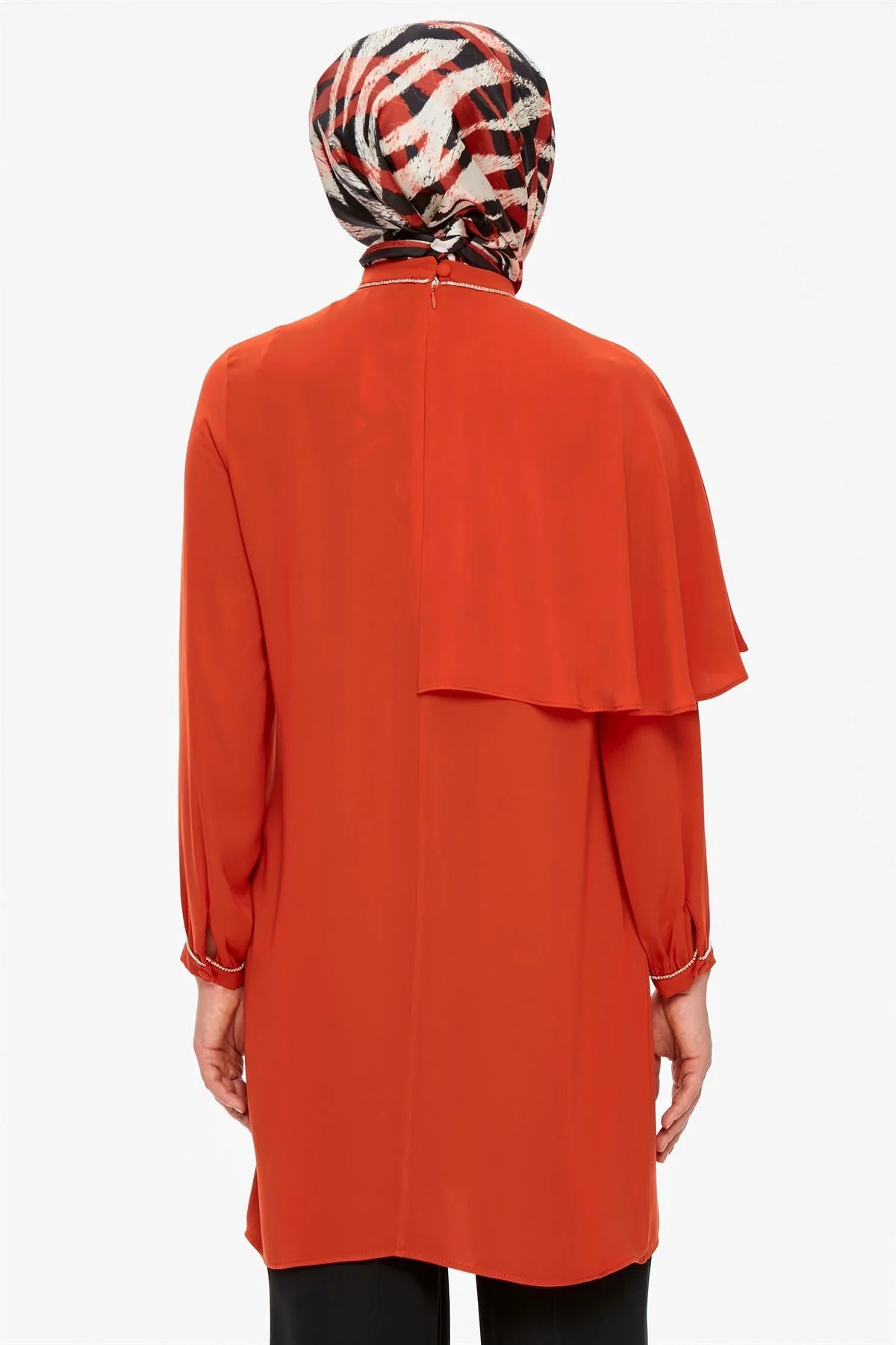 Tunique détaillée en pierre à col écharpe