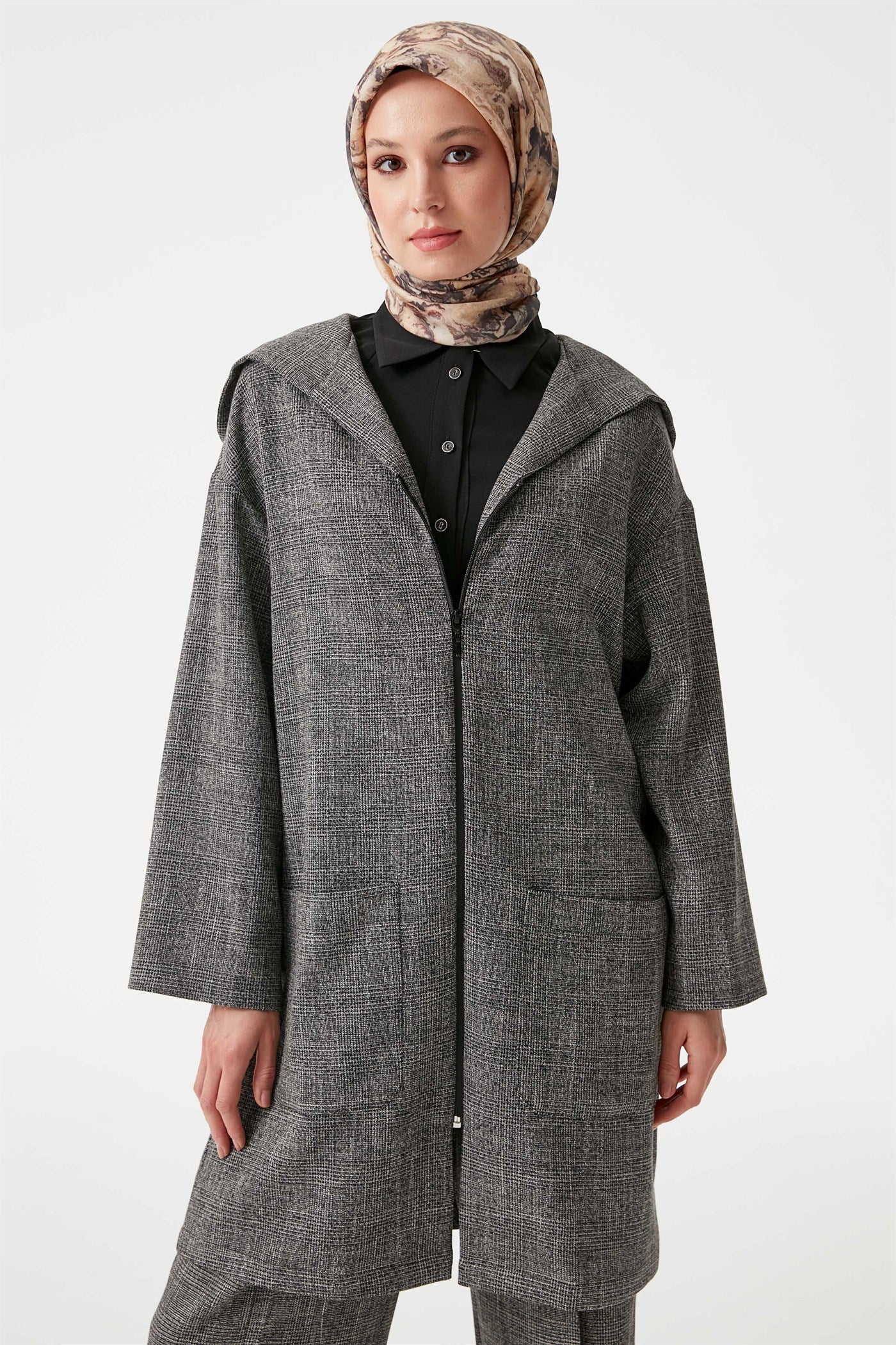 veste manteau gris foncé avec des poches et une capuche