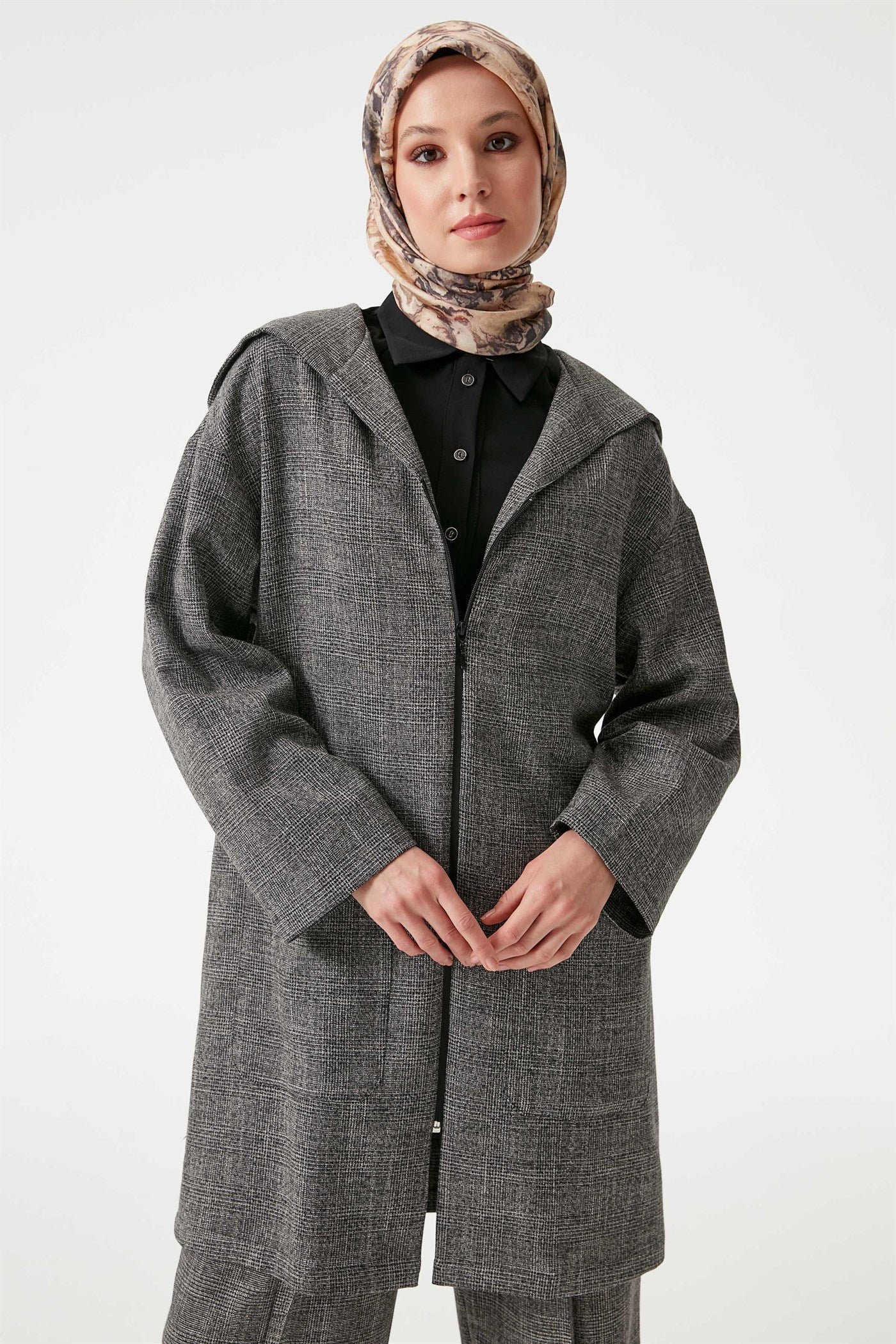 veste manteau gris foncé avec des poches et une capuche