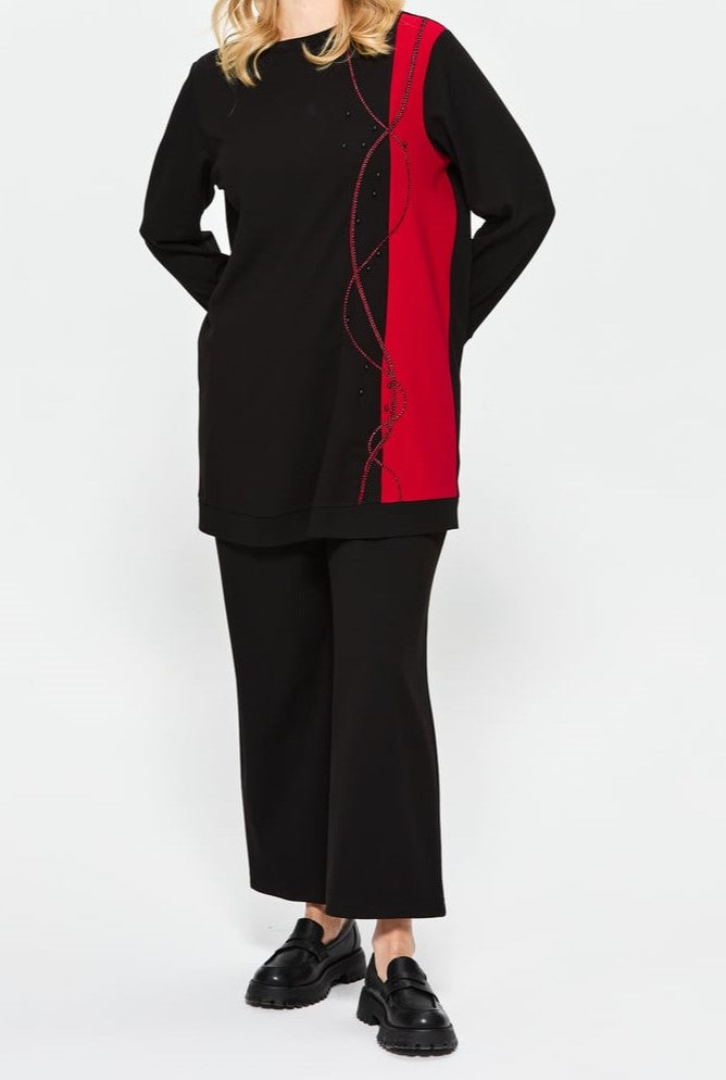 Ensemble noir détaillé avec rouge grande taille