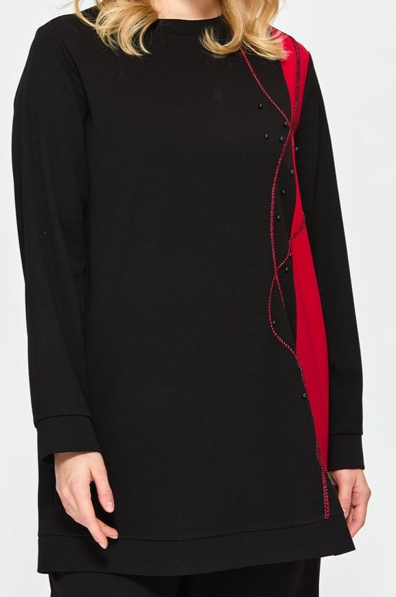 Ensemble noir détaillé avec rouge grande taille