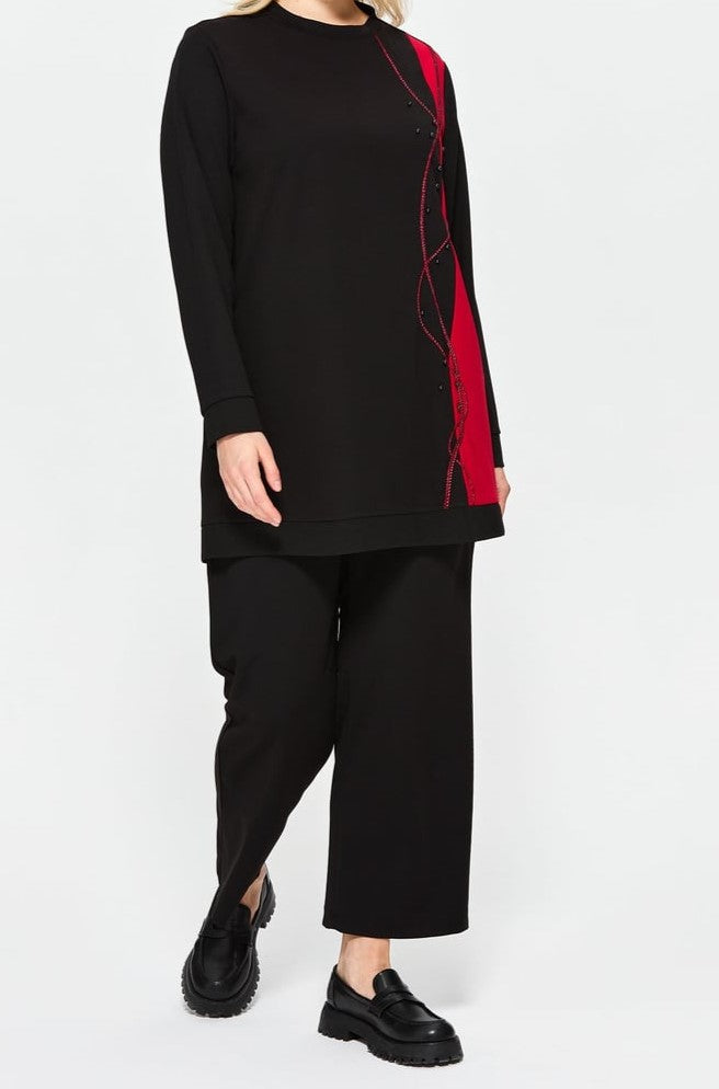 Ensemble noir détaillé avec rouge grande taille