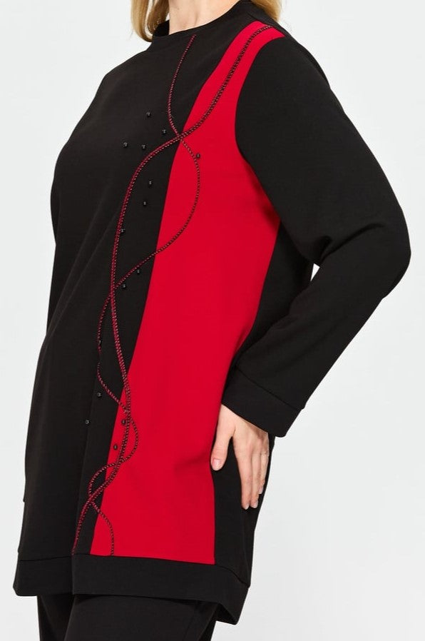 Ensemble noir détaillé avec rouge grande taille