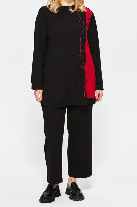 Ensemble noir détaillé avec rouge grande taille