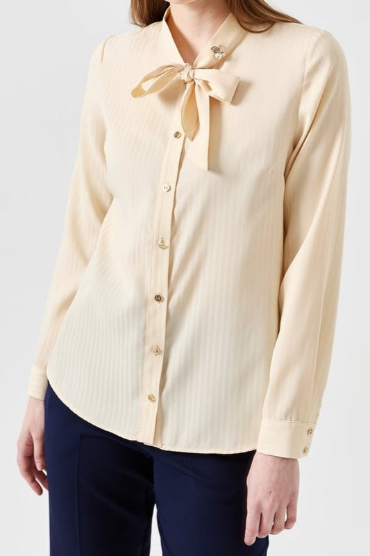 Chemise avec cravate et broche