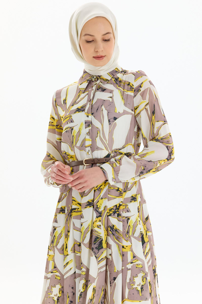 Robe à motif avec taille froncée et détails plissés
