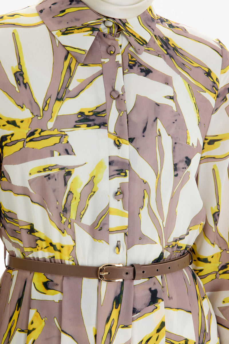 Robe à motif avec taille froncée et détails plissés