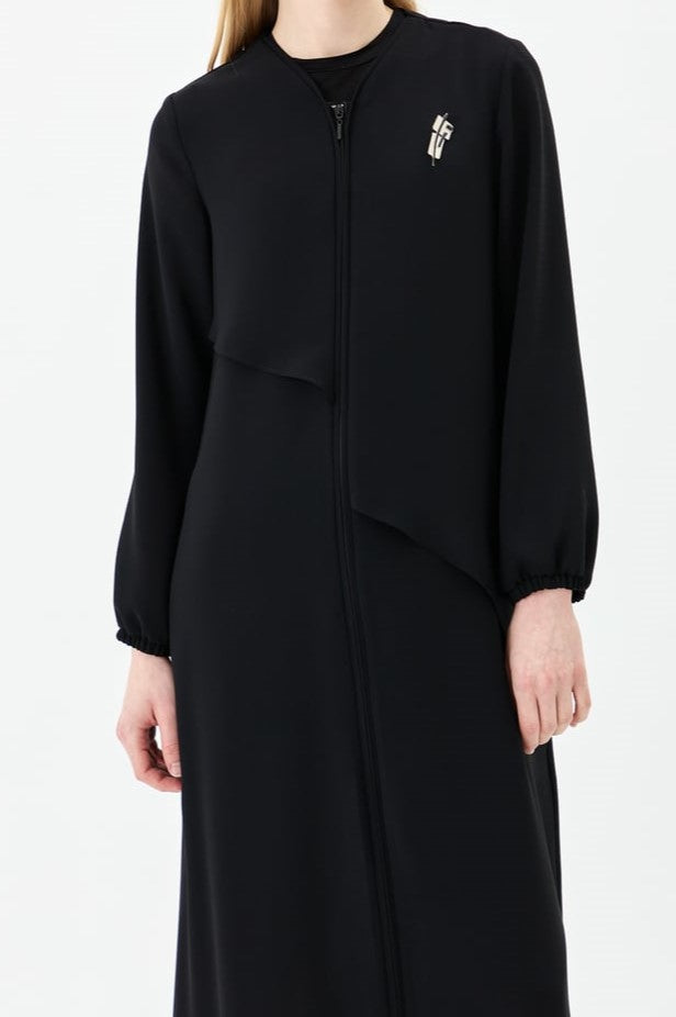 abaya avec astique en manche, broche et fermeture