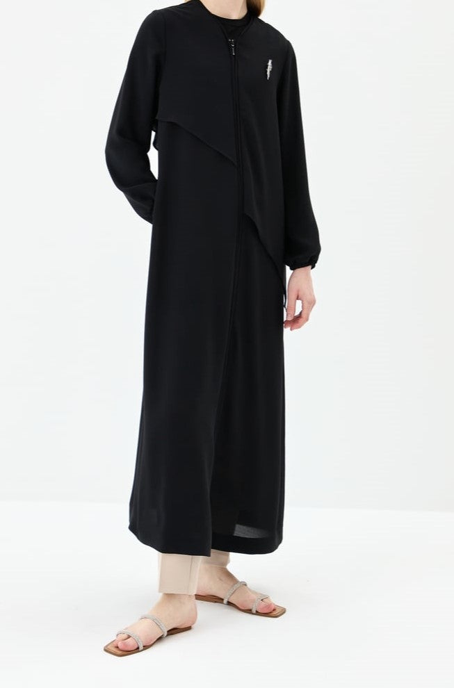 abaya avec astique en manche, broche et fermeture