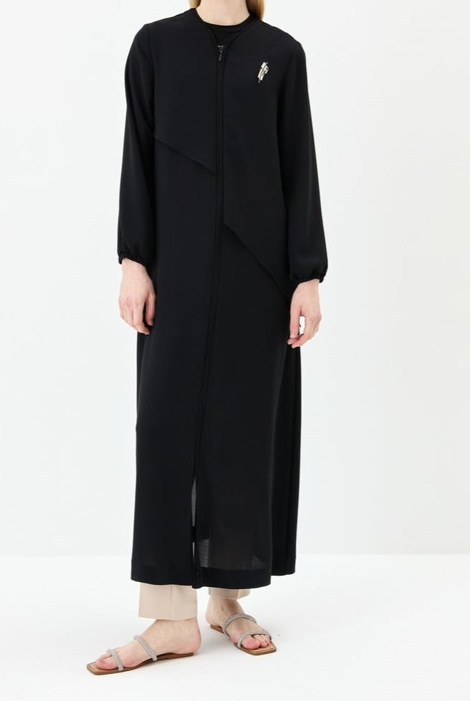 abaya avec astique en manche, broche et fermeture