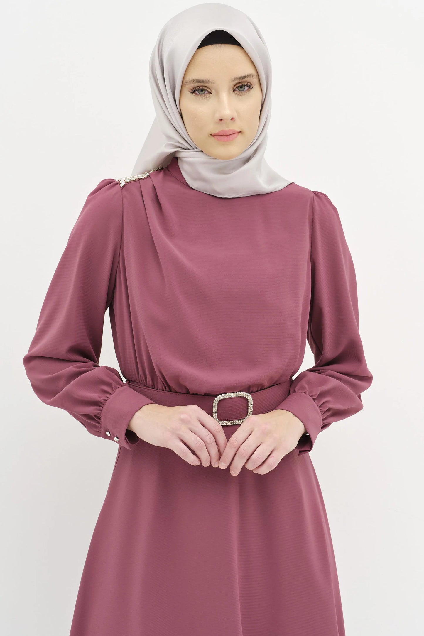 Robe avec ceinturée et détails en pierre