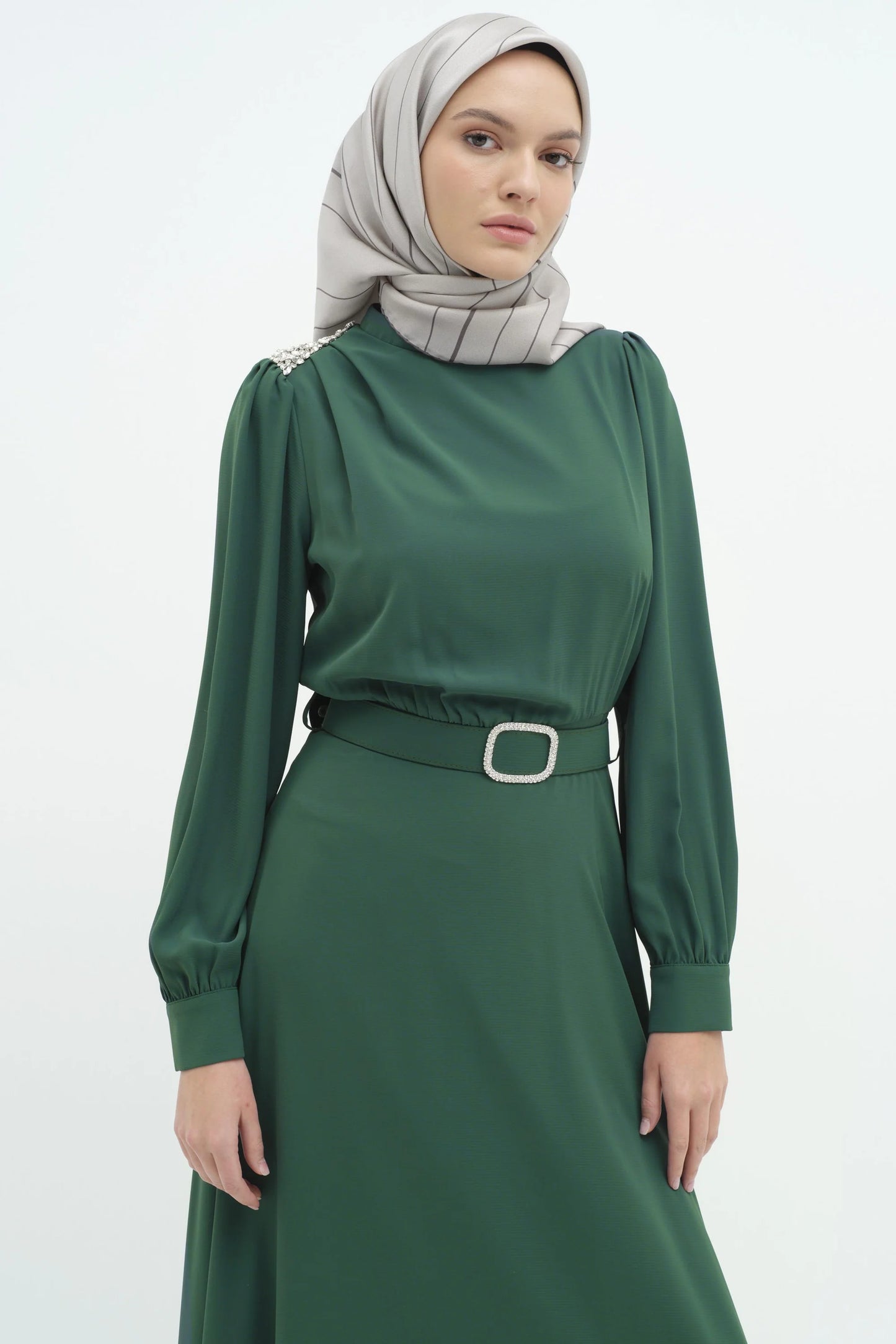 Robe avec ceinturée et détails en pierre