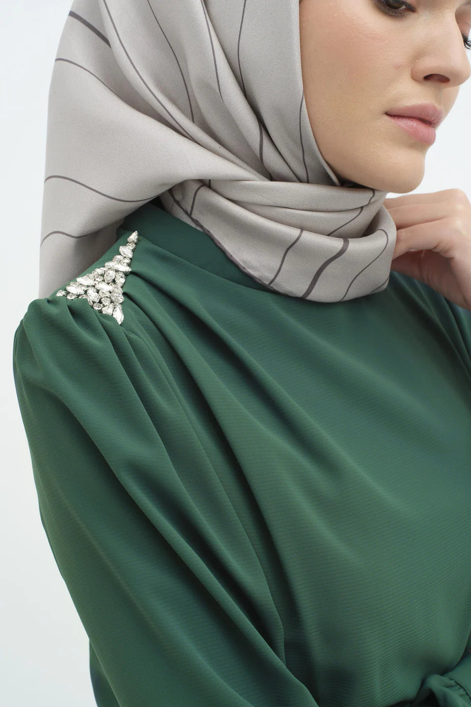 Robe avec ceinturée et détails en pierre