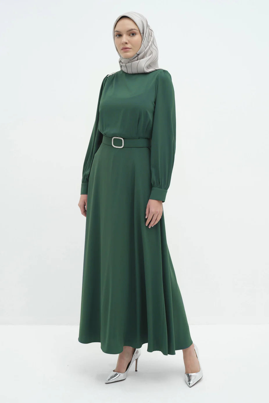 Robe avec ceinturée et détails en pierre