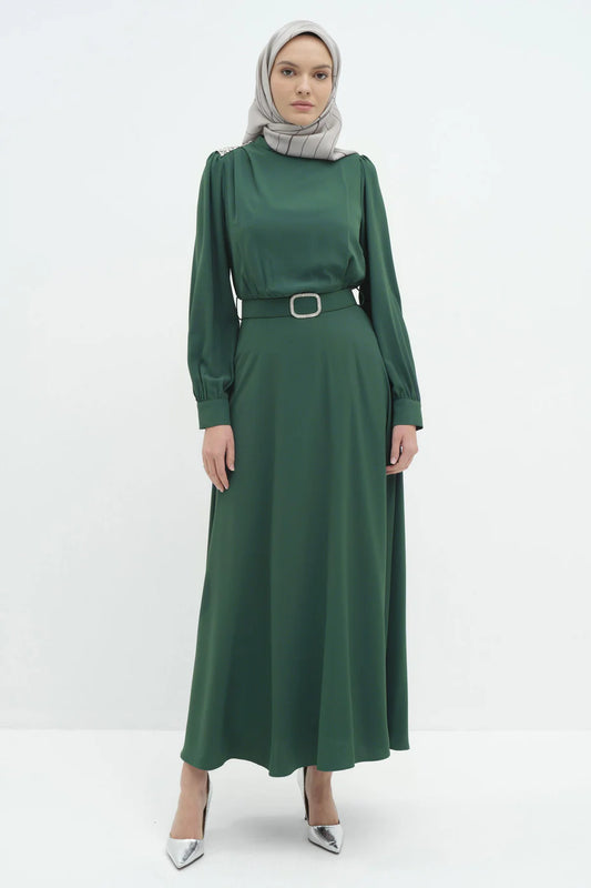 Robe avec ceinturée et détails en pierre