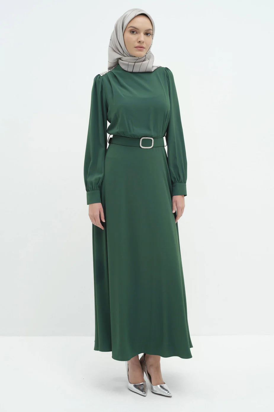Robe avec ceinturée et détails en pierre