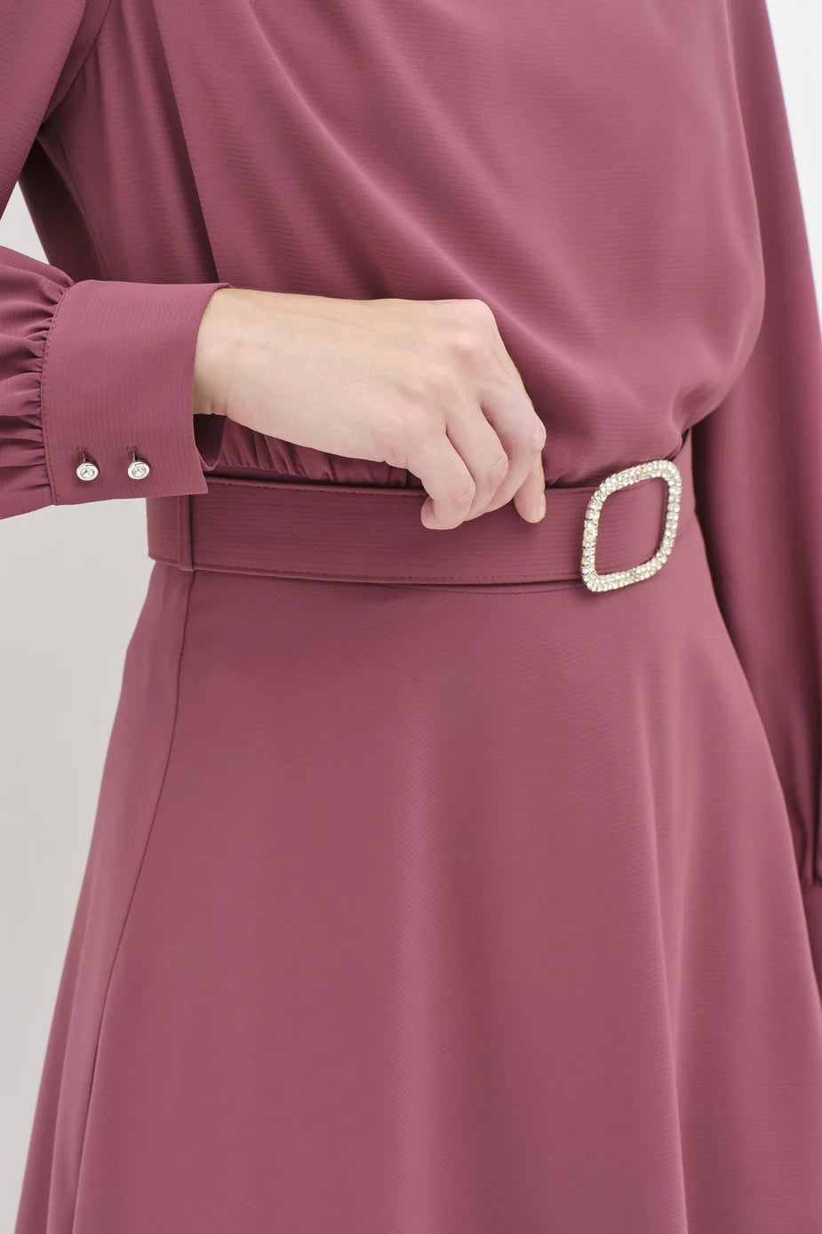 Robe avec ceinturée et détails en pierre