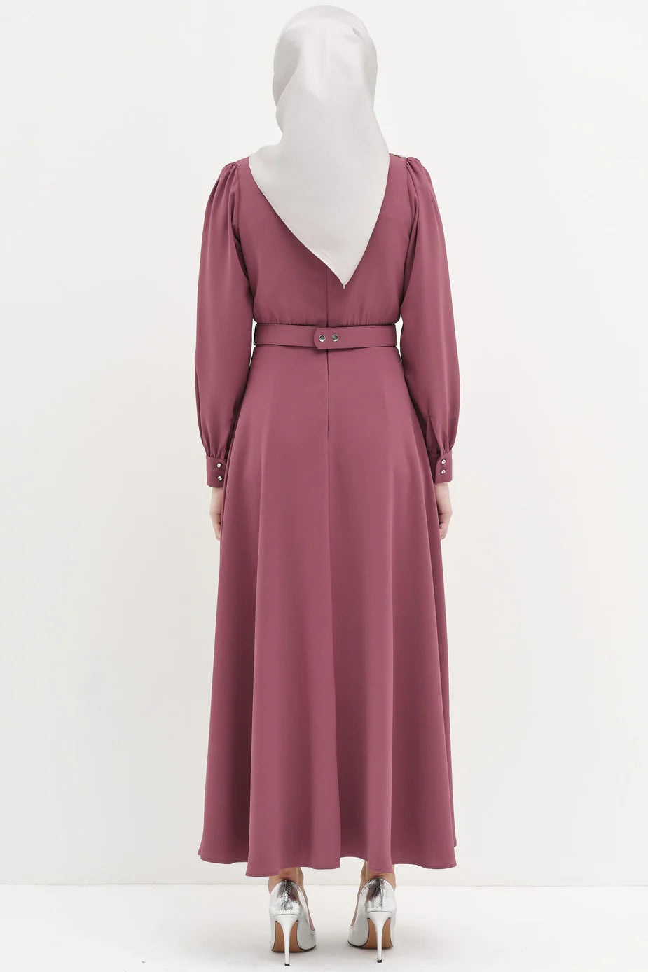 Robe avec ceinturée et détails en pierre