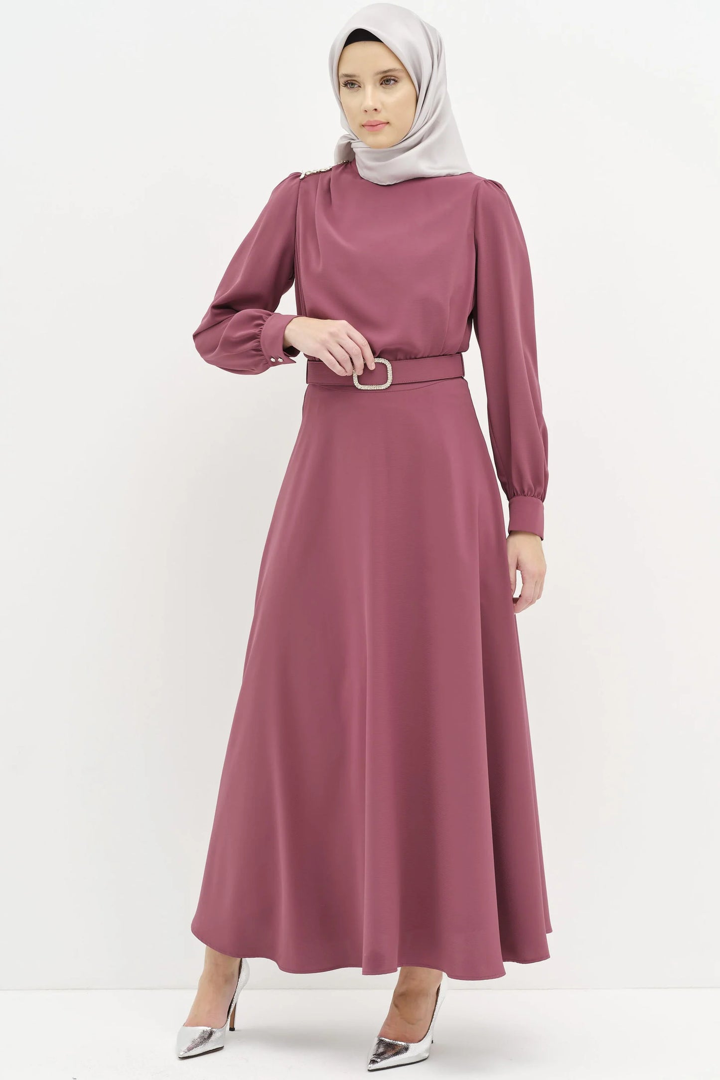 Robe avec ceinturée et détails en pierre
