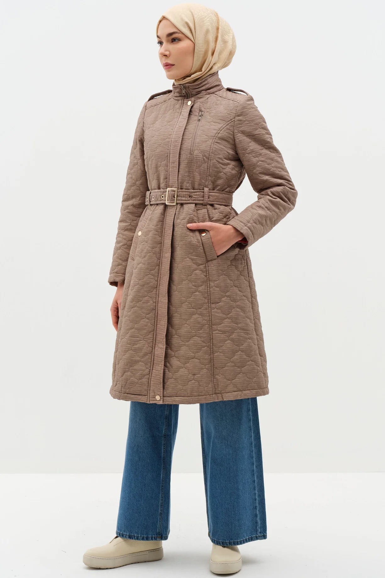 Manteau fin matelassé avec ceinturé