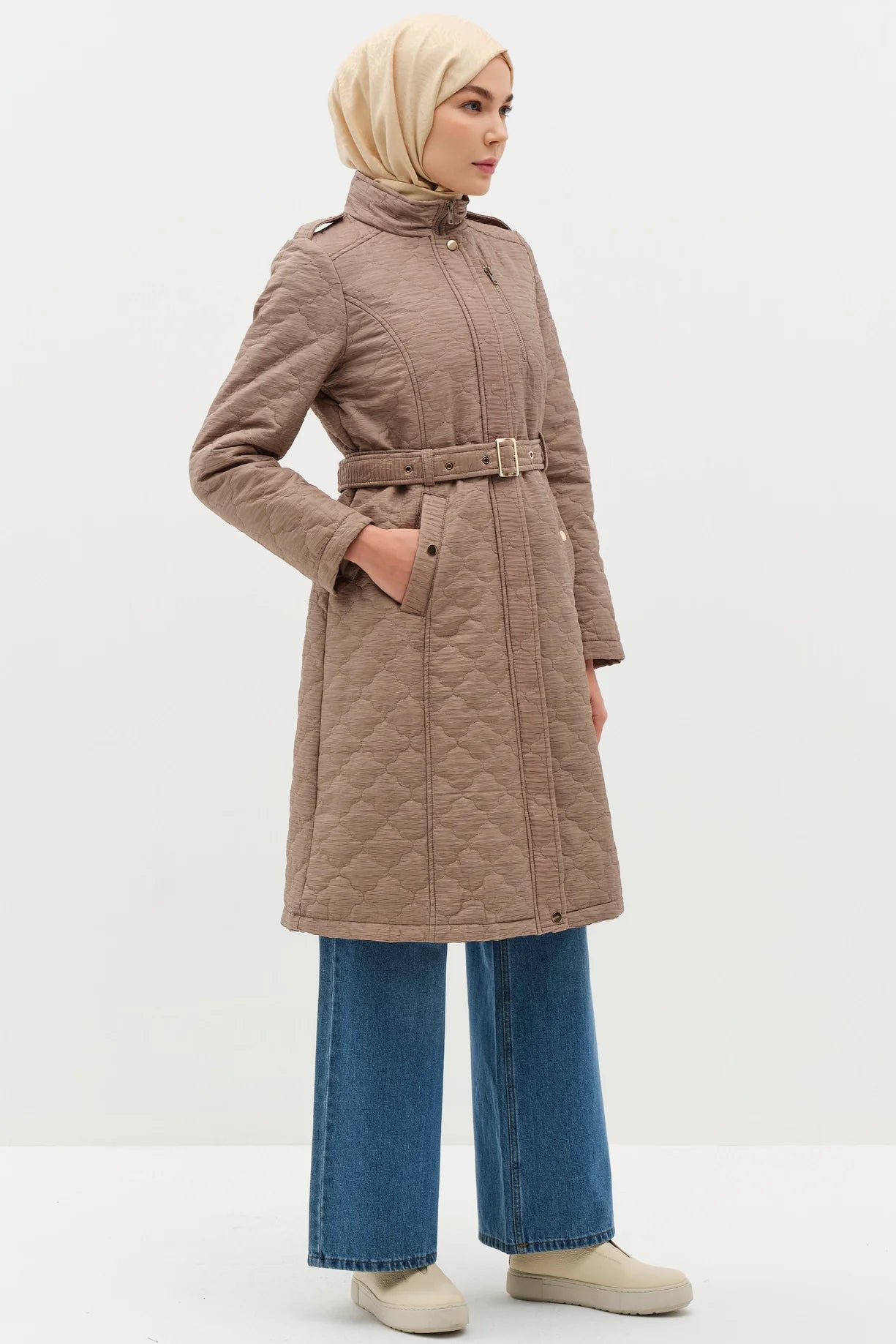 Manteau fin matelassé avec ceinturé