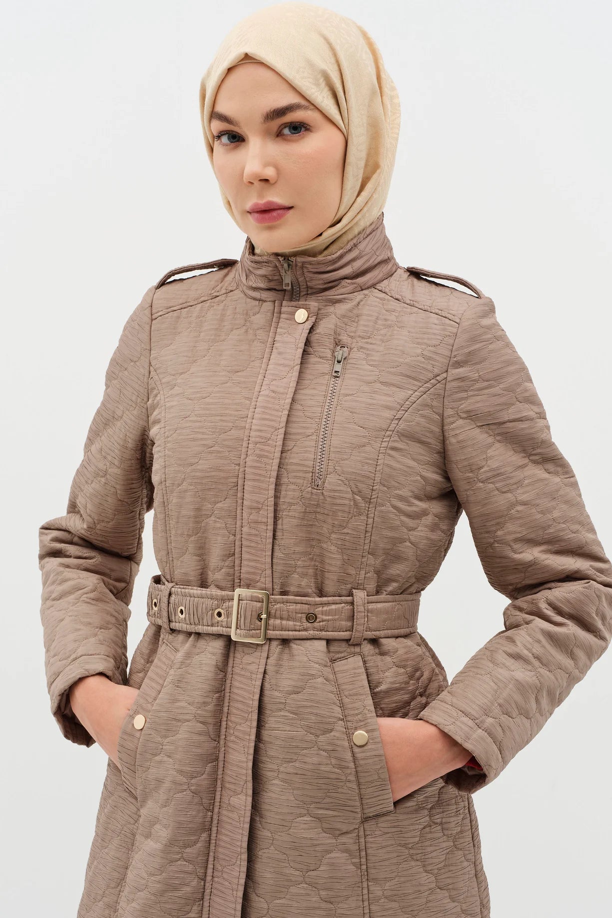 Manteau fin matelassé avec ceinturé