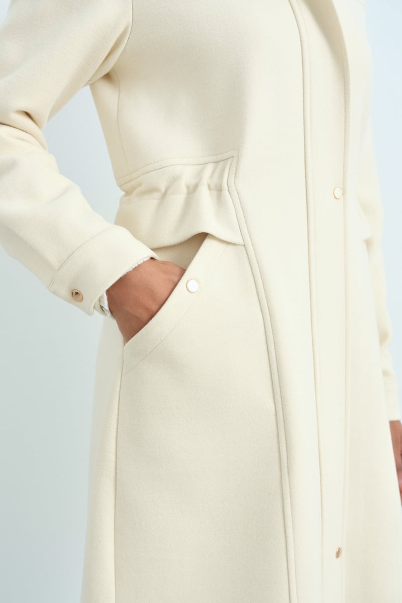 Manteau cachemire ovale à la taille froncée sur les côtés