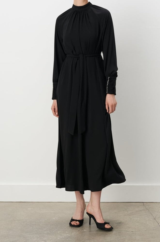 Robe élégante avec détaillée en pierre