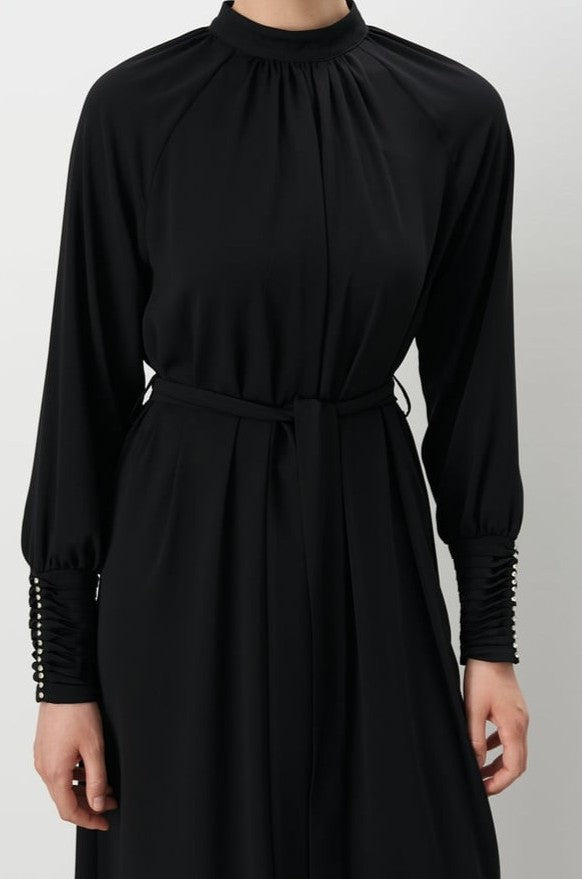 Robe élégante avec détaillée en pierre