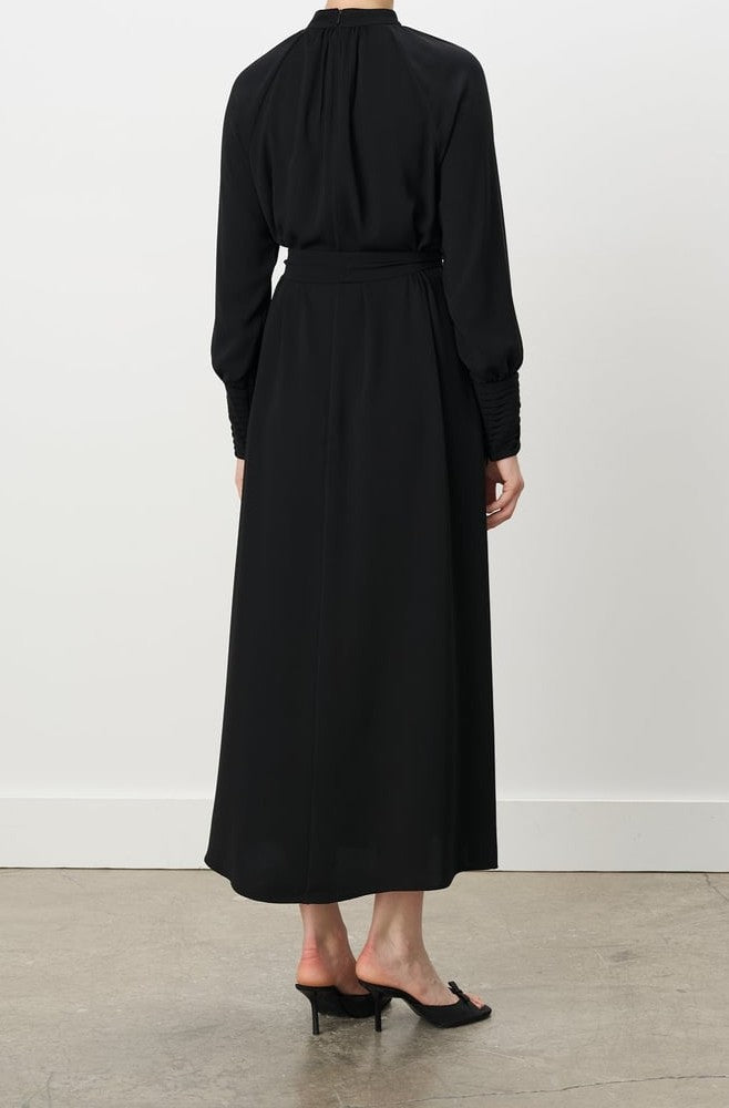 Robe élégante avec détaillée en pierre