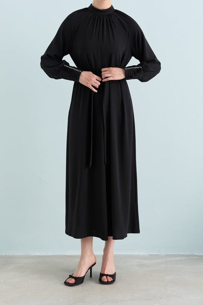 Robe élégante avec détaillée en pierre