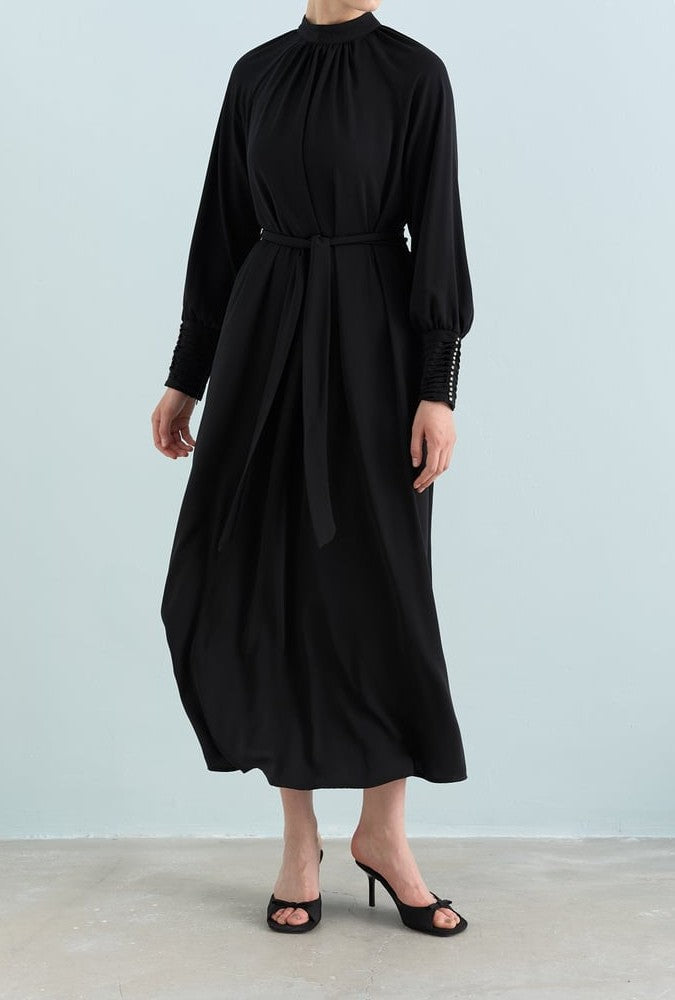 Robe élégante avec détaillée en pierre