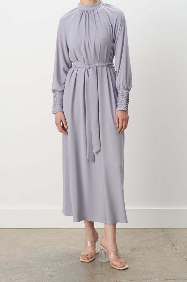 Robe élégante avec détaillée en pierre