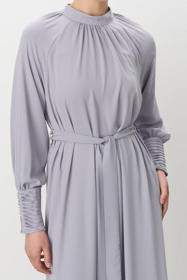 Robe élégante avec détaillée en pierre