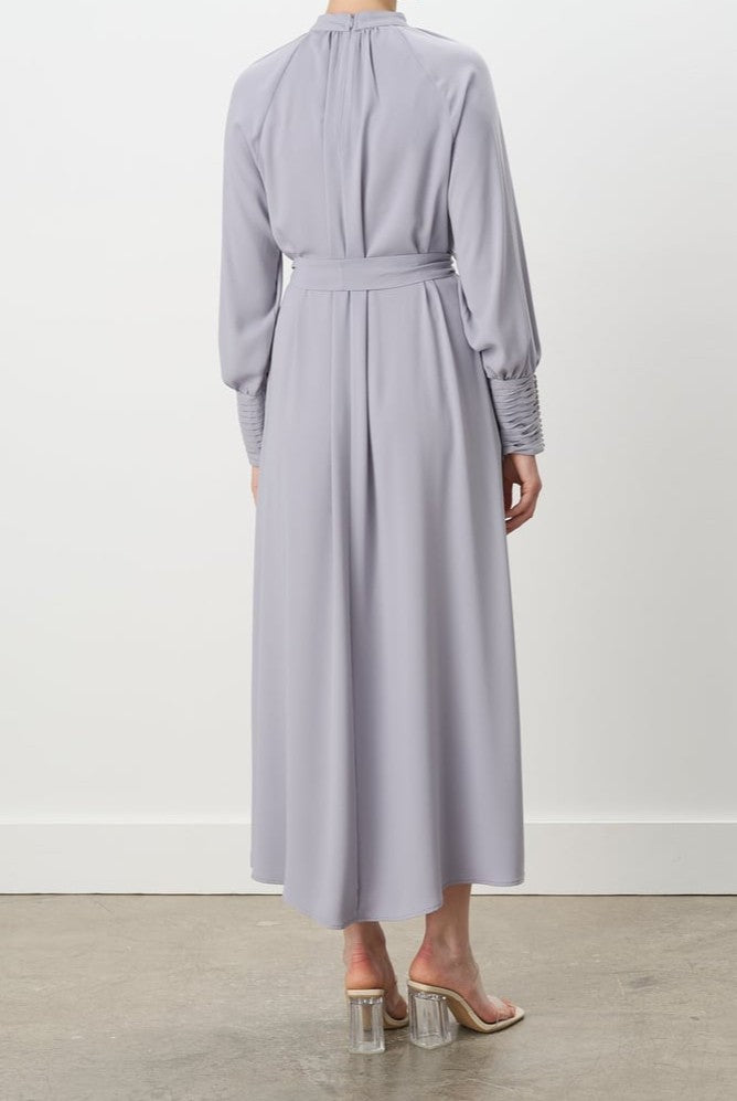 Robe élégante avec détaillée en pierre