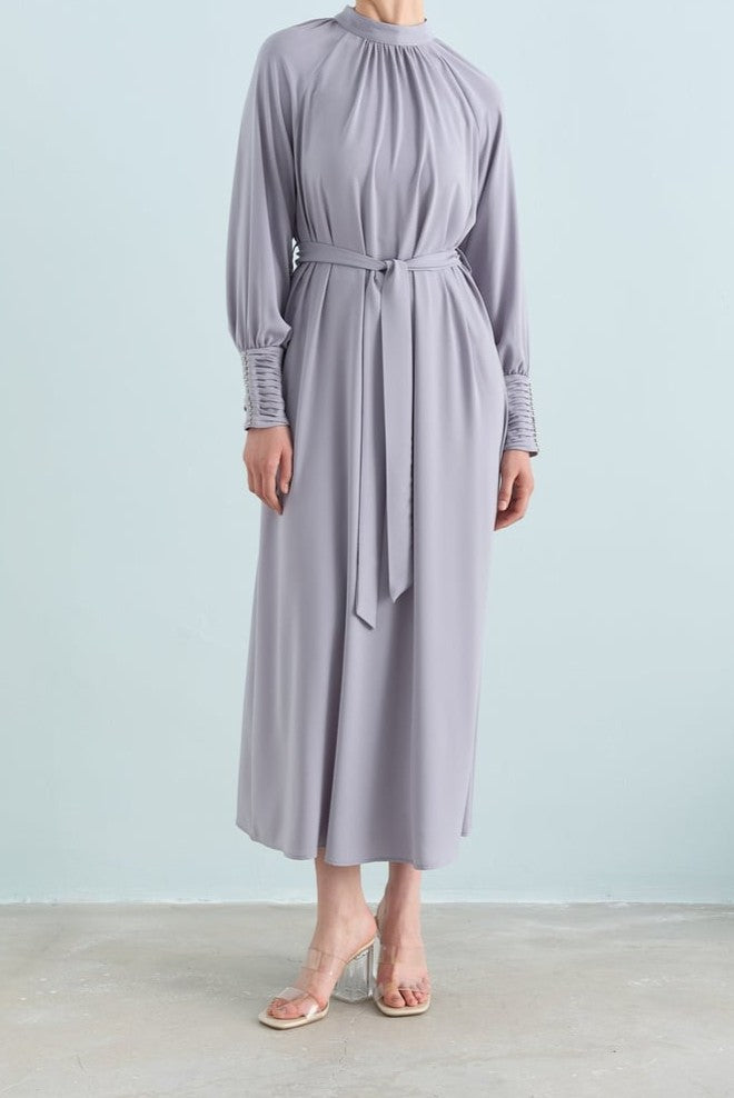 Robe élégante avec détaillée en pierre