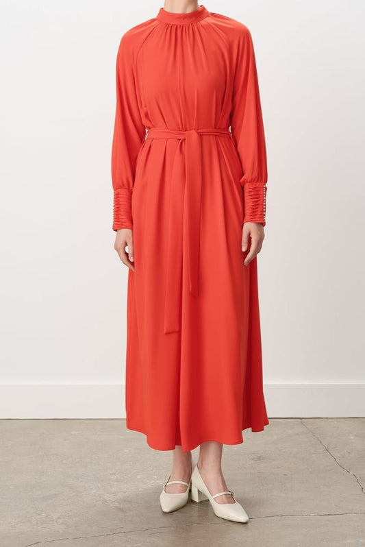 Robe élégante avec détaillée en pierre