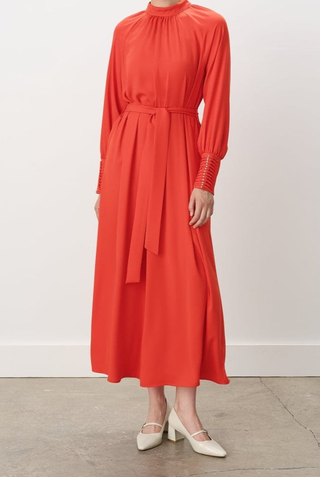 Robe élégante avec détaillée en pierre