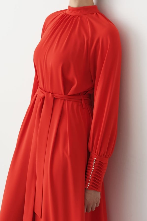 Robe élégante avec détaillée en pierre
