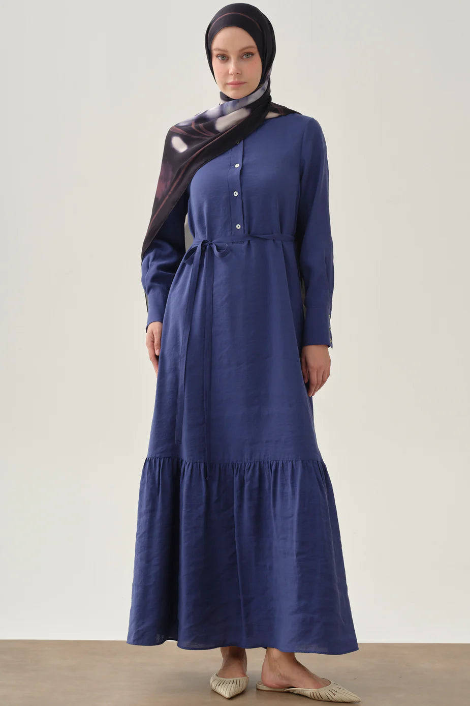 Robe à jupe froncée à demi-patte