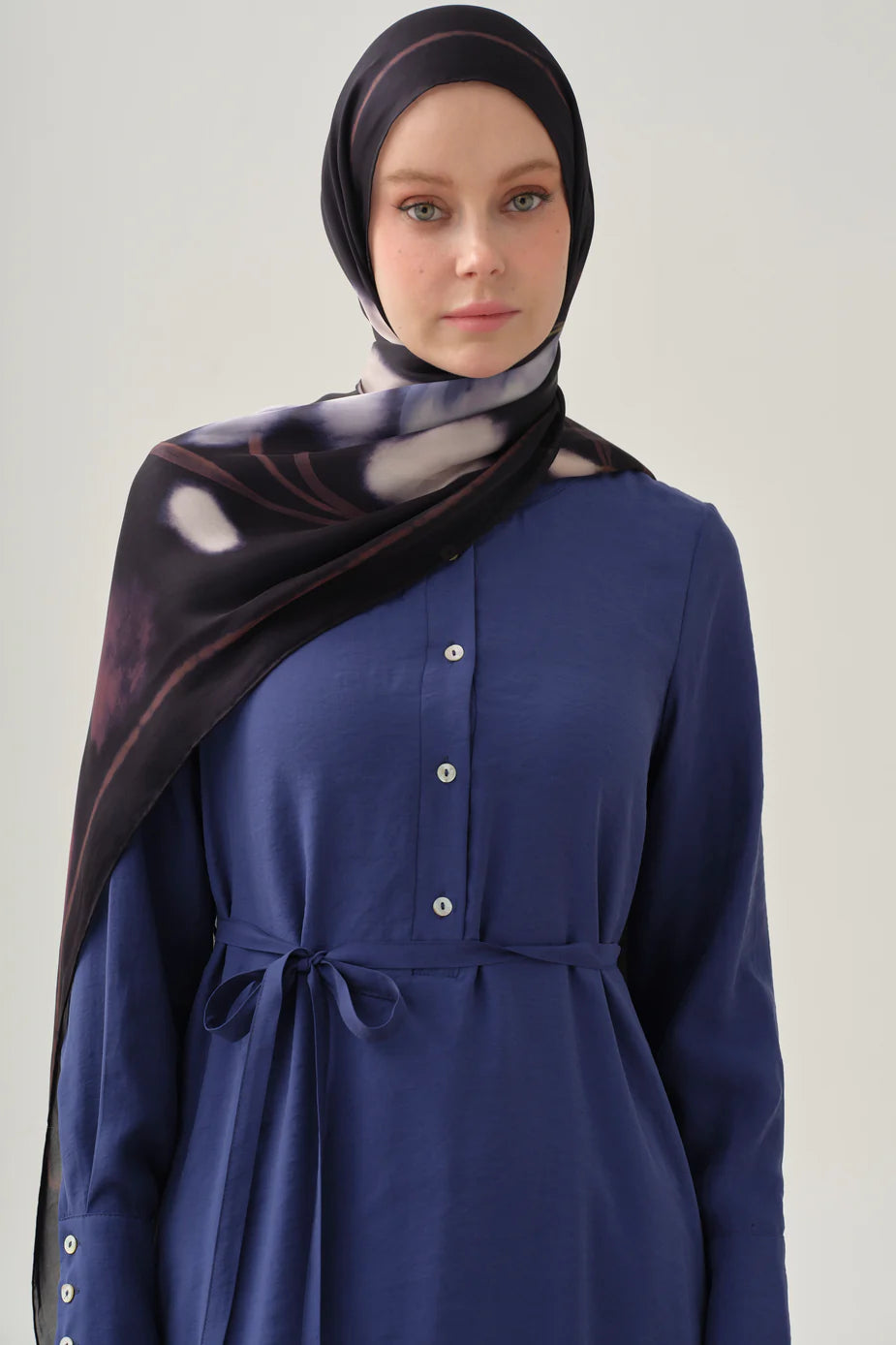 Robe à jupe froncée à demi-patte