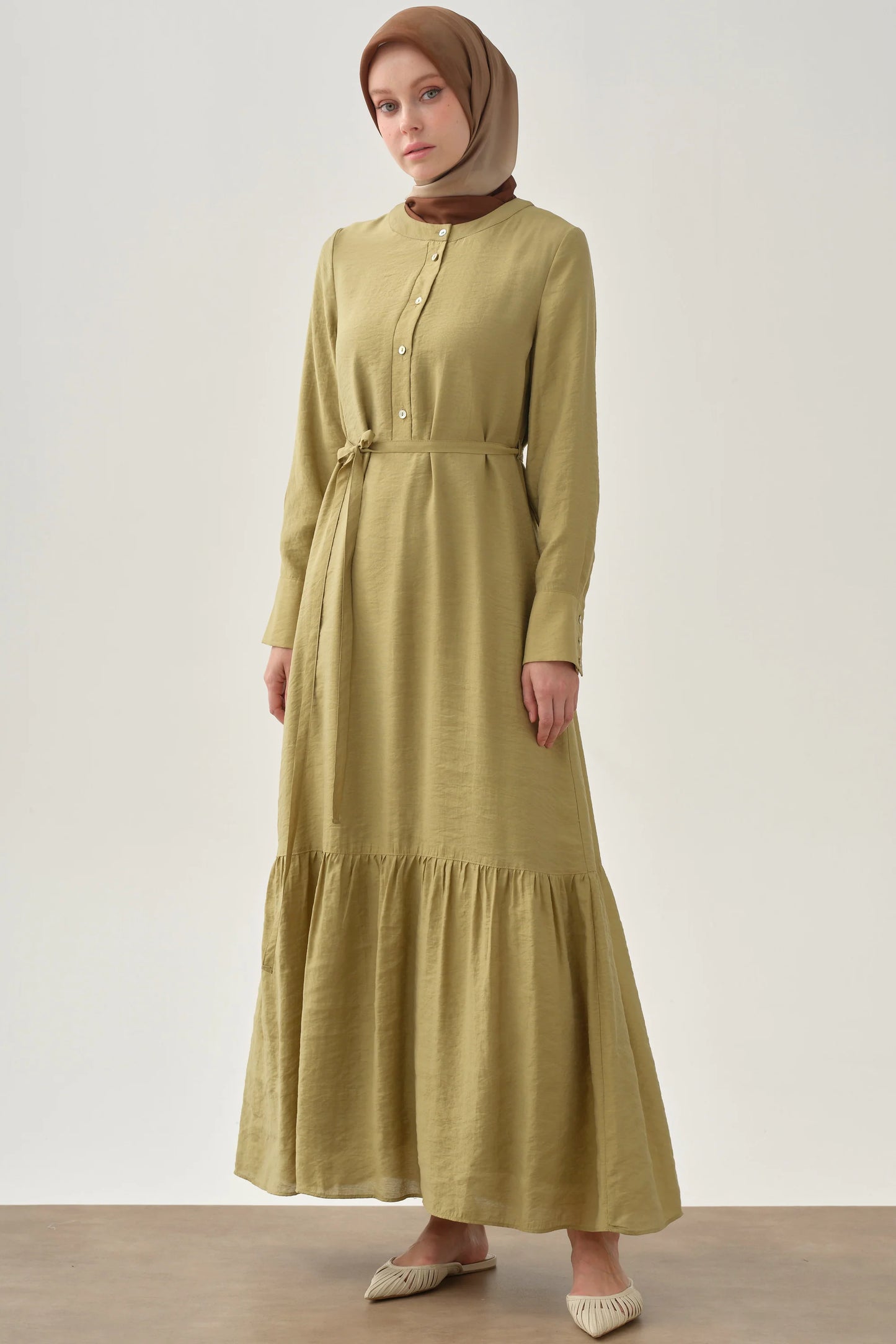 Robe à jupe froncée à demi-patte
