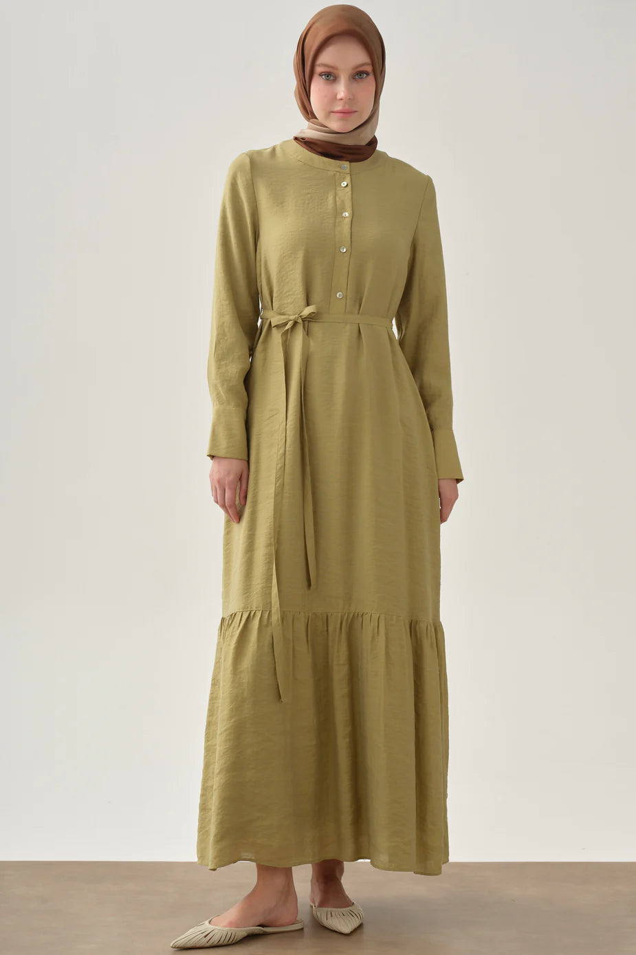 Robe à jupe froncée à demi-patte