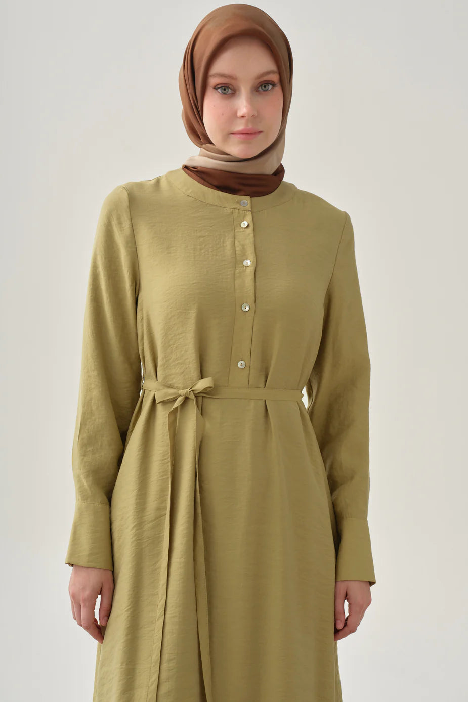 Robe à jupe froncée à demi-patte
