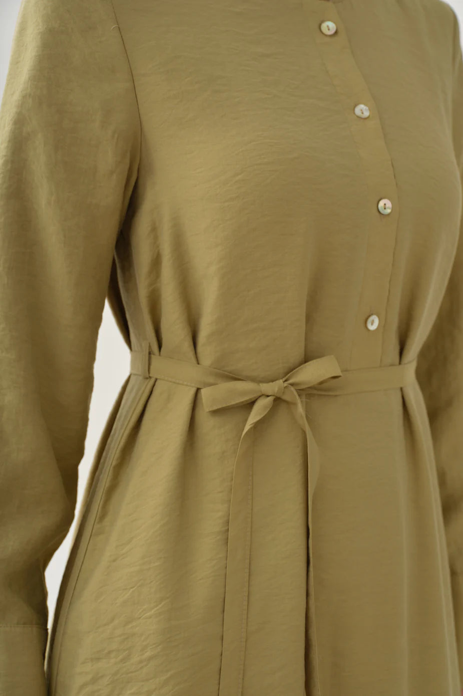 Robe à jupe froncée à demi-patte